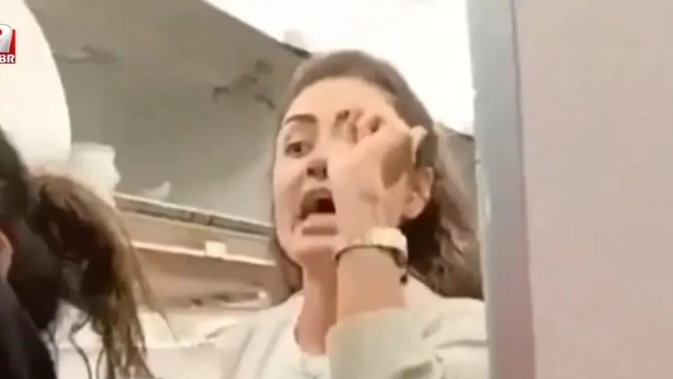 Tatlıses’in kızı, hostese saldırdı! Üniformana güvenme!