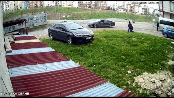 esenyurtta-silahli-dehset-plakasinda-mutluyuz-yazan-sahis-kabusu-yasatti-1641967647221.jpg Esenyurt'ta silahlı dehşet! Plakasında "mutluyuz" yazan şahıs kabusu yaşattı - 5