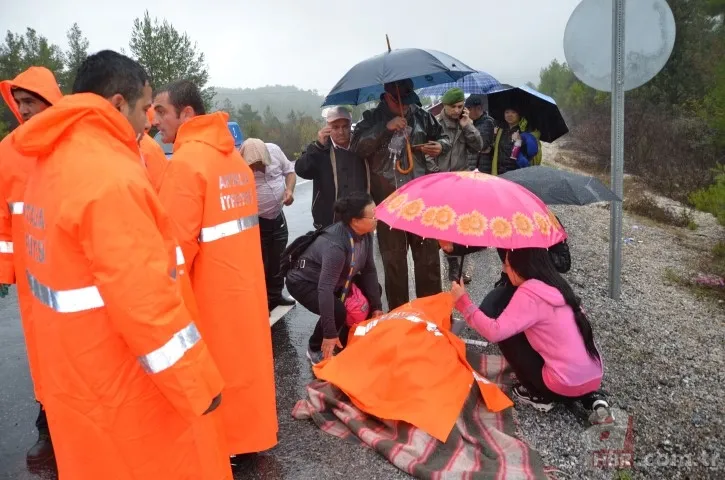 Antalya'da tur midibüsü şarampole devrildi ölü ve yaralılar var 6