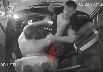 İETT otobüsünde yolcu şoför kavgası kazaya neden oldu! O anlar kamerada