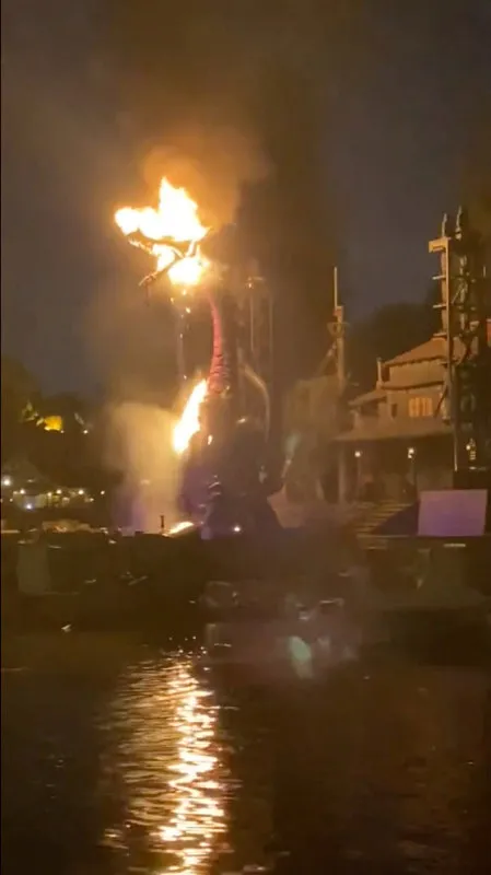 1682331575936.jpg Disneyland'da korku dolu anlar! Alev alan mekanik ejderha paniğe yol açtı - 1