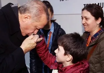 Şehit oğlunun elini öptü!