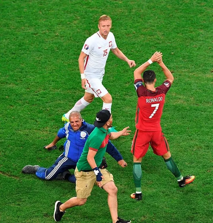 Polonya - Portekiz maçında sahaya taraftar girdi!