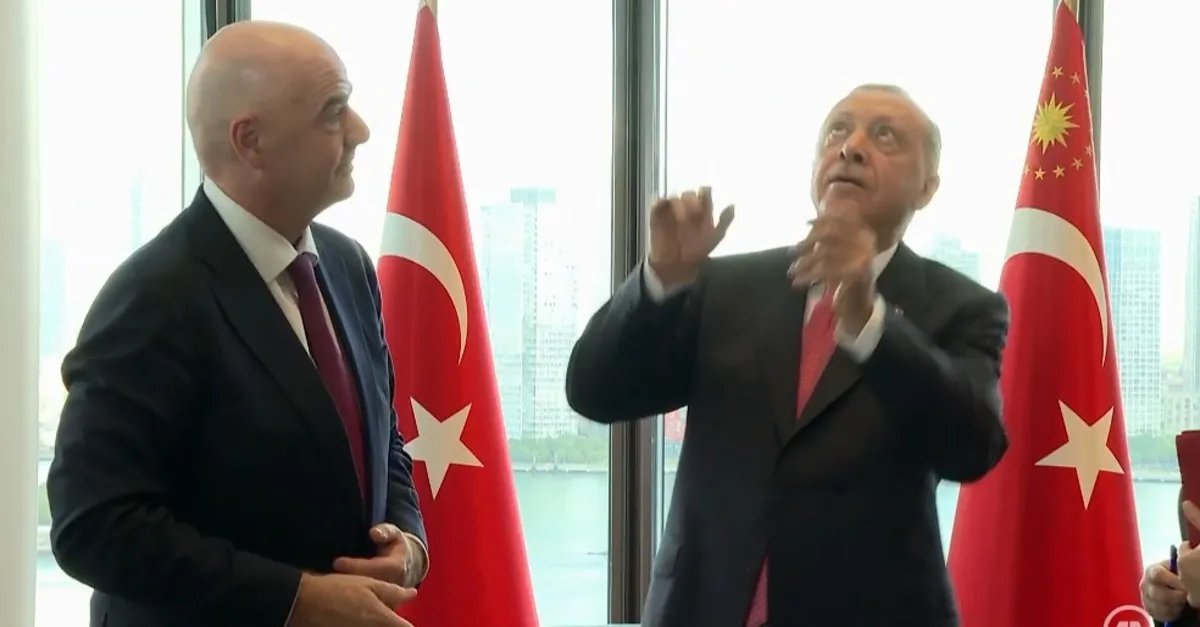 Başkan Erdoğan ile FIFA Başkanı Gianni Infantino arasında gülümseten diyaloglar! Hediye topla "kafa şov"