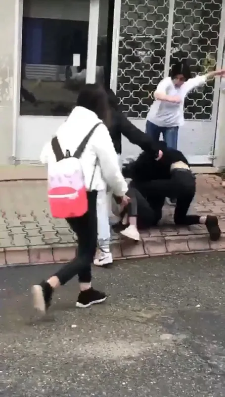 1616324817334.jpg Ümraniye'de genç kızların kavgası böyle görüntülendi! - 5