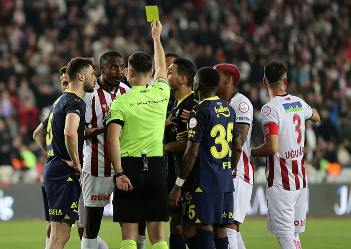 Fenerbahçe’de yaprak dökümü! Sivasspor maçı sonrası biletler kesildi! İşte takımdan ayrılacak 9 isim...