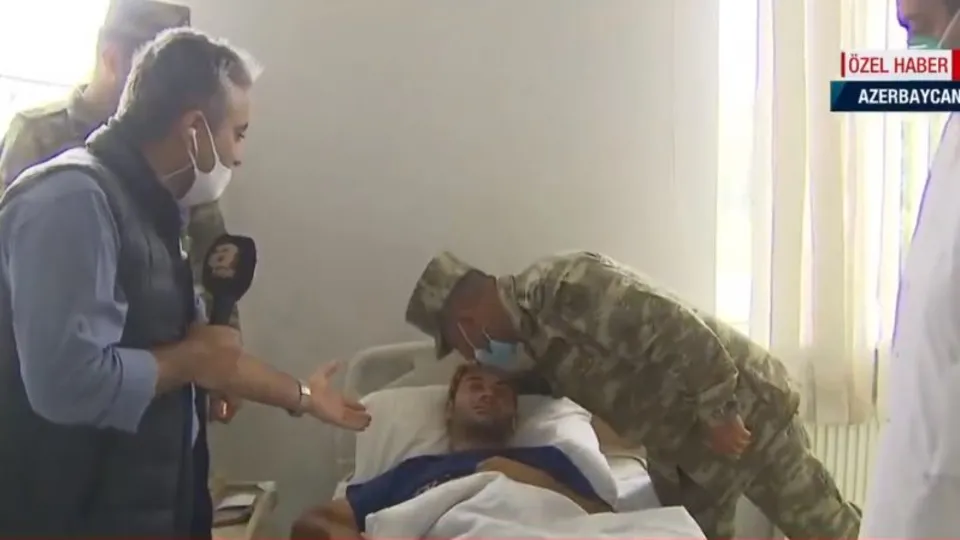 Son dakika: Komutan yaralı askerin alnından öptü! A Haber'e konuştular: Karabağ bizi gözlüyor!