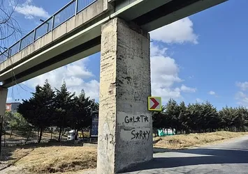 Avcılar'da 33 yıllık köprüden dökülen parçalar tehlike saçıyor