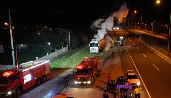 1702591611383.jpg Bolu’da Sodyum Alüminat tehlikesi! Yalova’dan Azerbaycan’a giden kimyasal yüklü tanker tepkimeye girdi - 3
