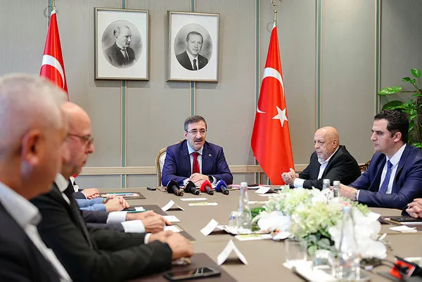 Cumhurbaşkanı Yardımcısı Yılmaz işçi sendikaları temsilcilerini kabul etti
