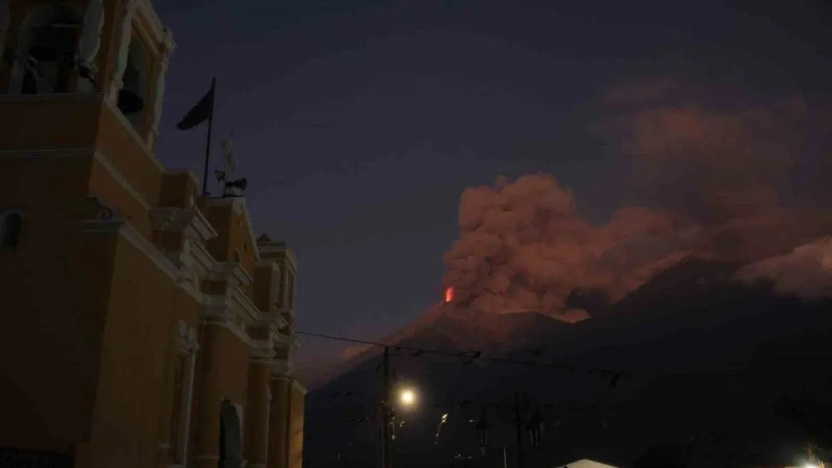 Fuego Yanardağı’nda patlama meydana geldi