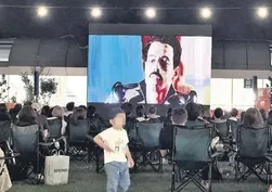 Açık hava sinemasında LGBT skandalı: Çocukların gözü önünde gösterdiler