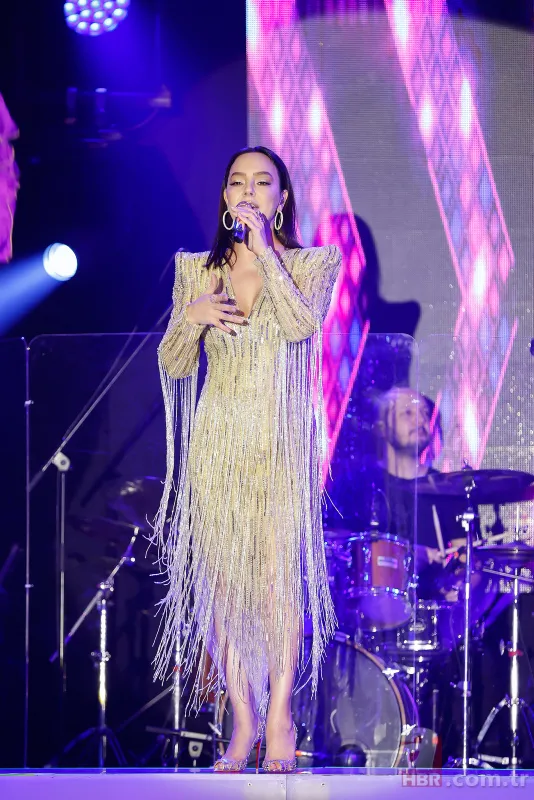 Ebru Gündeş evlilik sorularına ilk kez cevap verdi! Düğüne sayılı günler kaldı derken Demet Akalın sahnede sordu, Gündeş’ten bomba yanıt: "Evlilik var mı?" 4