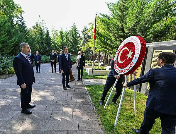 disisleri-bakani-hakan-fidandan-14-buyukelciler-konferansinda-onemli-aciklamalar-turkiyesiz-kuresel-bir-aktor-1691396519090.jpg Dışişleri Bakanı Hakan Fidan'dan 14. Büyükelçiler Konferansı'nda önemli açıklamalar: Türkiye'siz küresel bir aktör olamaz - 7