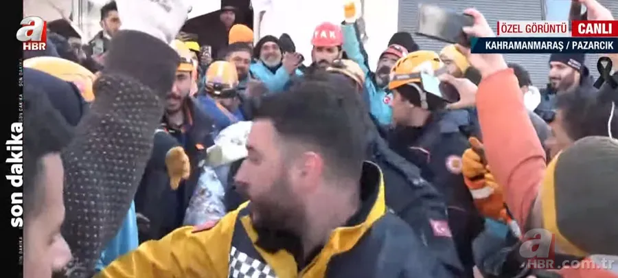 Yüzyılın deprem felaketinde peş peşe MUCİZE haberleri! A Haber ekipleri görüntüledi 17