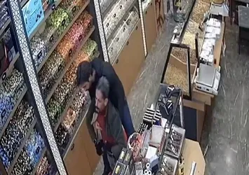 Şeker yerken nefessiz kaldı! Heimlich ile hayata döndü
