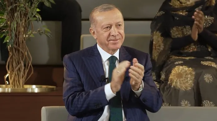Başkan Erdoğan Afrikalı gençlerle buluştu! Afrikalı öğrencinin dilinden! Zulmü Alkışlayamam şiiri