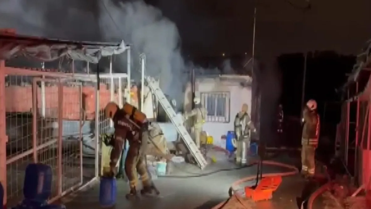 Sultangazi'de halı yıkama atölyesinde yangın! Alevler yandaki iş yerine sıçradı