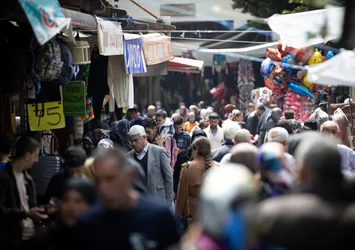 Asrın felaketinde kısmen hasar görmüştü! Tarihi Maraş Çarşısı’nda bayram yoğunluğu