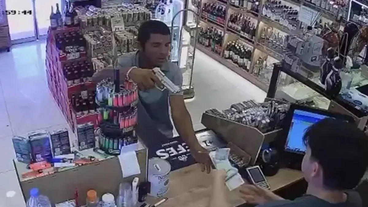 Kurusıkı tabancayla büfe soyan şüpheli adliyede