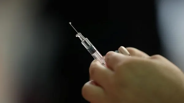 1613765168358.jpg Şeytanın bile aklına gelmez! ABD'de iki kadın koronavirüs aşısı olabilmek için "yaşlı"' gibi giyinip hastaneye gitti - 1