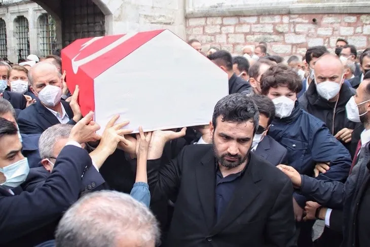 Özdemir Bayraktar son yolculuğuna uğurlandı! Sevenleri Fatih Camii'ne akın etti