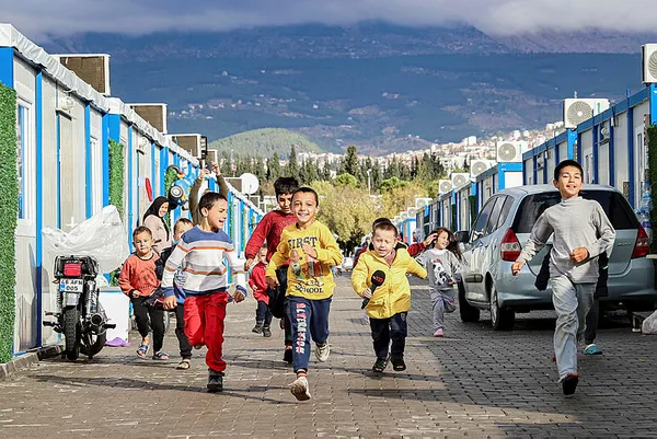 hatay-valisi-mustafa-masatli-deprem-bolgesinden-aktardi-biz-12-bin-97-bireysel-konteyner-dagittik-su-an-itibar-1700421688965.jpg Hatay Valisi Mustafa Masatlı: Biz 12 bin 97 bireysel konteyner dağıttık, şu an itibarıyla toplamda 187 bin 216 vatandaşımız konteynerde yaşamaktadır - 1