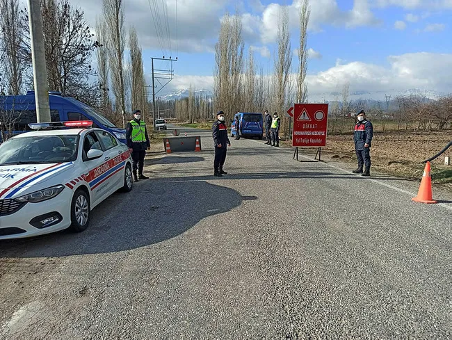 Konya'da mutasyonlu virüs alarmı! 3 mahalle karantinaya alındı bağlantı yollarına toprak döküldü - 1