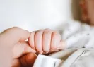 20 günlük bebeğini döverek öldürdü