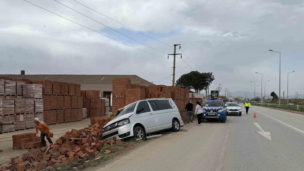Aracıyla tuğla fabrikasına girdi: 3 yaralı