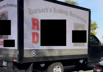 Batı'da Filistin zorbalığı! Harvard Üniversitesi'nde İsrail'i suçlayan öğrencilerin fotoğraflarını kamyona asıp gezdiler