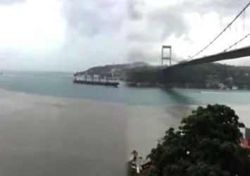 İstanbul Boğazı renk değiştirdi