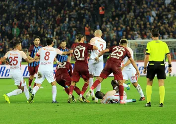 Derbide iki kırmızı kart birden!