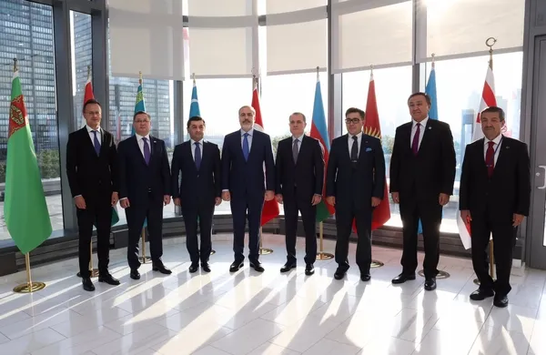 Bakan Hakan Fidan'a Azerbaycanlı mevkidaşı Bayramov'dan anlamlı hediye - 1