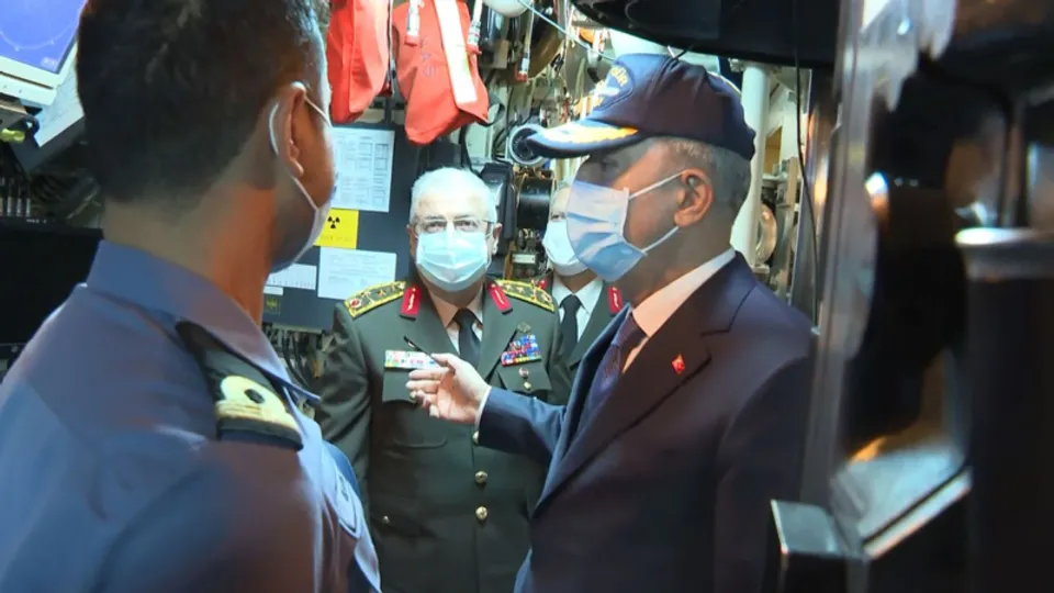 Milli Savunma Bakanı Hulusi Akar’dan TCG Gür denizaltısına sürpriz ziyaret