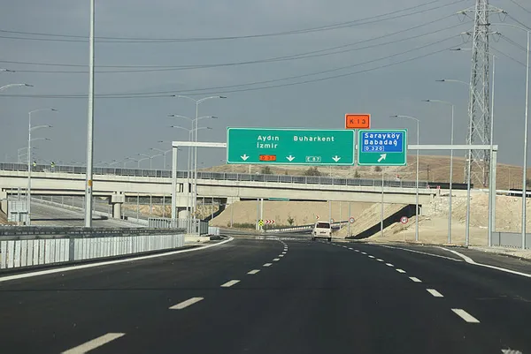 aydin-denizli-otoyolunda-ilk-etap-hizmette-2-sehir-arasi-mesafe-1-saat-10-dakika-1699022253557.jpg Aydın-Denizli Otoyolu'nda ilk etap hizmette! 2 şehir arası mesafe 1 saat 10 dakika... - 5