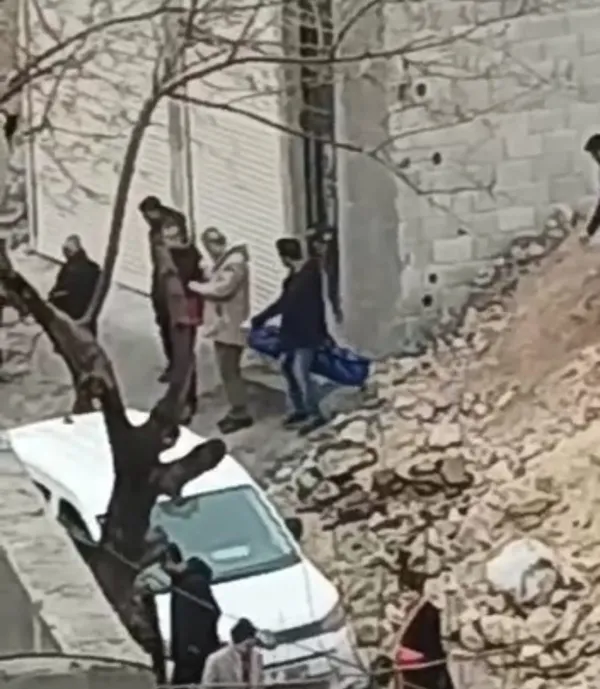 gaziantepte-kan-donduran-goruntuler-cani-anne-6-yasindaki-kizini-olume-boyle-goturdu-1675330144487.jpg Gaziantep’te kan donduran görüntüler! Cani anne 6 yaşındaki kızını ölüme böyle götürdü - 2