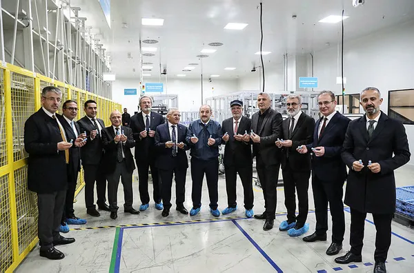 Sanayi ve Teknoloji Bakanı Mustafa Varank Avrupa’nın ilk ve tek silindirik lityum iyon pil üretim tesisini inceledi! İşte Türkiye’nin yeni hedefi