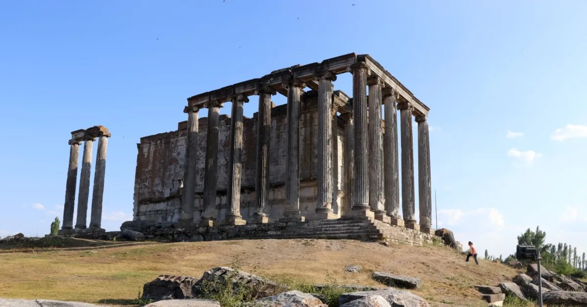 Kütahya'daki Aizanoi Antik Kenti kazısında mermer güneş saati bulundu