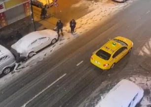 Megakent beyaza büründü! Kar topu atan genç ve taksici arasında kavga