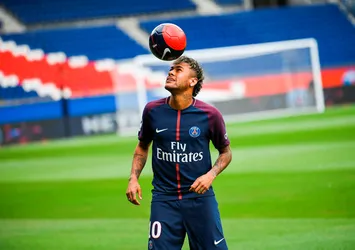 Tek günde 10 bin Neymar forması satıldı