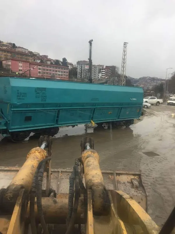 Son dakika: Zonguldak'ta yük treni raydan çıktı yola oturdu - 2