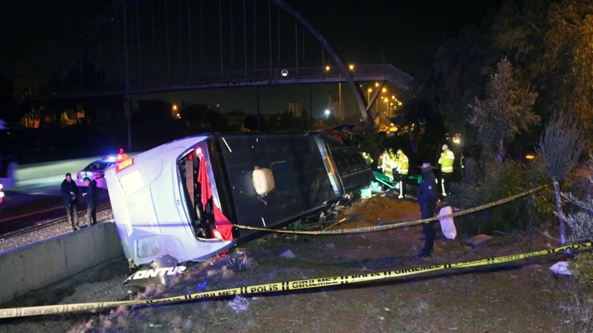 Adana'da yolcu otobüsü devrildi: 8 kişi yaralandı