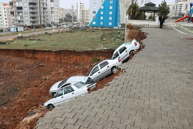 Şanlıurfa Karaköprü'de istinat duvarı çöktü araçlar çukura düştü - 3