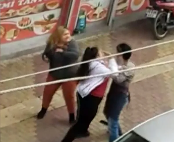 1610868797927.jpg Canını zor kurtardı! Kız kardeşler evire çevire dövdü - 2