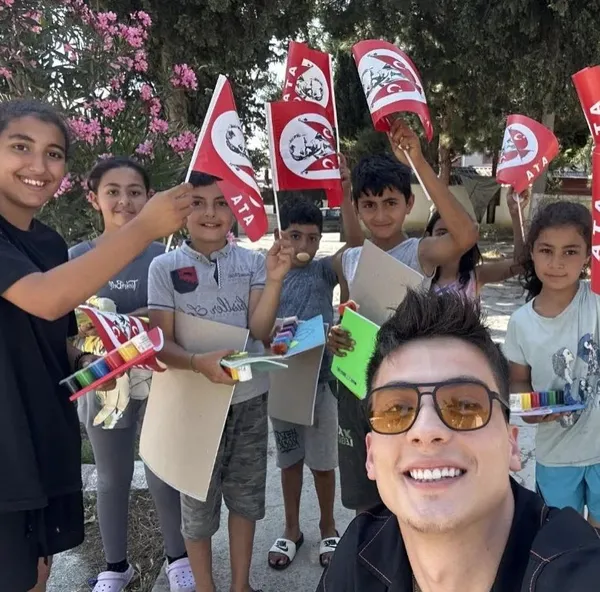 Atakan Özkaya ve Asena Girişken bayramda deprem bölgesinde! Çocuklarla bir araya geldiler