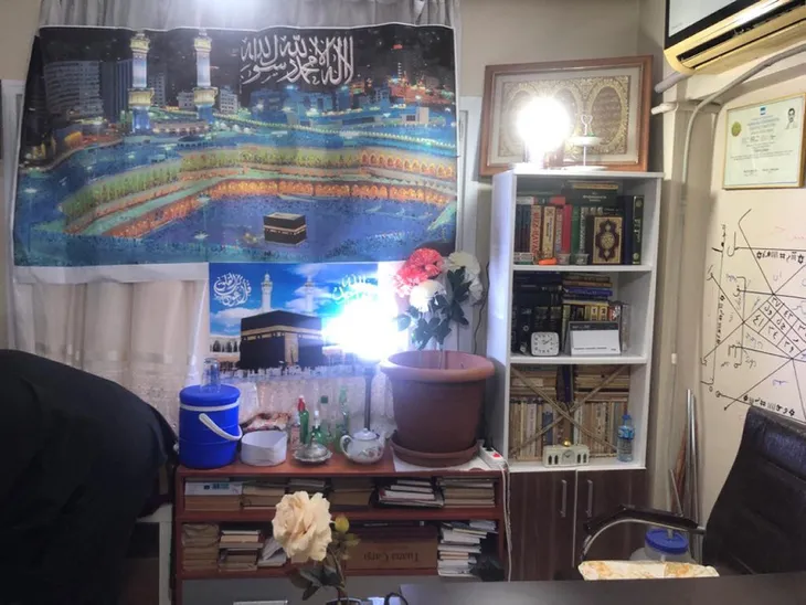 koronavirus-icin-muska-yazan-sahte-hoca-polise-sucustu-yakalandi-1586161877319.jpg Koronavirüs için muska yazan sahte hoca polise suçüstü yakalandı - 1