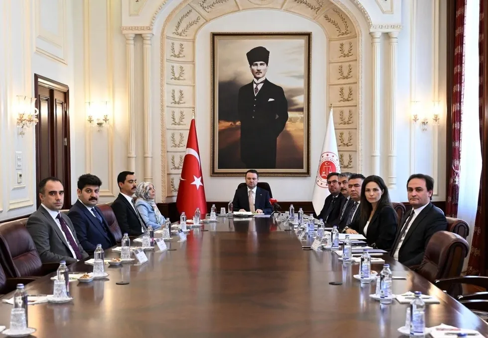 adalet-bakani-akin-gurlek-yazicioglu-ailesini-kabul-etti-1786354158531.jpeg Adalet Bakanı Akın Gürlek Yazıcıoğlu ailesini kabul etti - 1