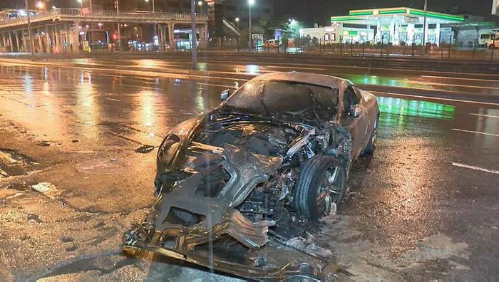 Avcılar'da 2 milyon liralık lüks otomobil alev alev yandı - 1