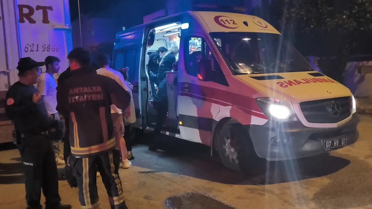 Antalya'da bina yangın paniği! Evde yakılan mum dehşet yaşattı
